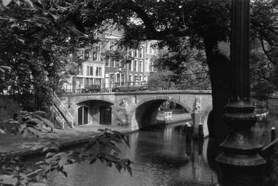 604286 Gezicht op de Geertebrug over de Oudegracht te Utrecht.
